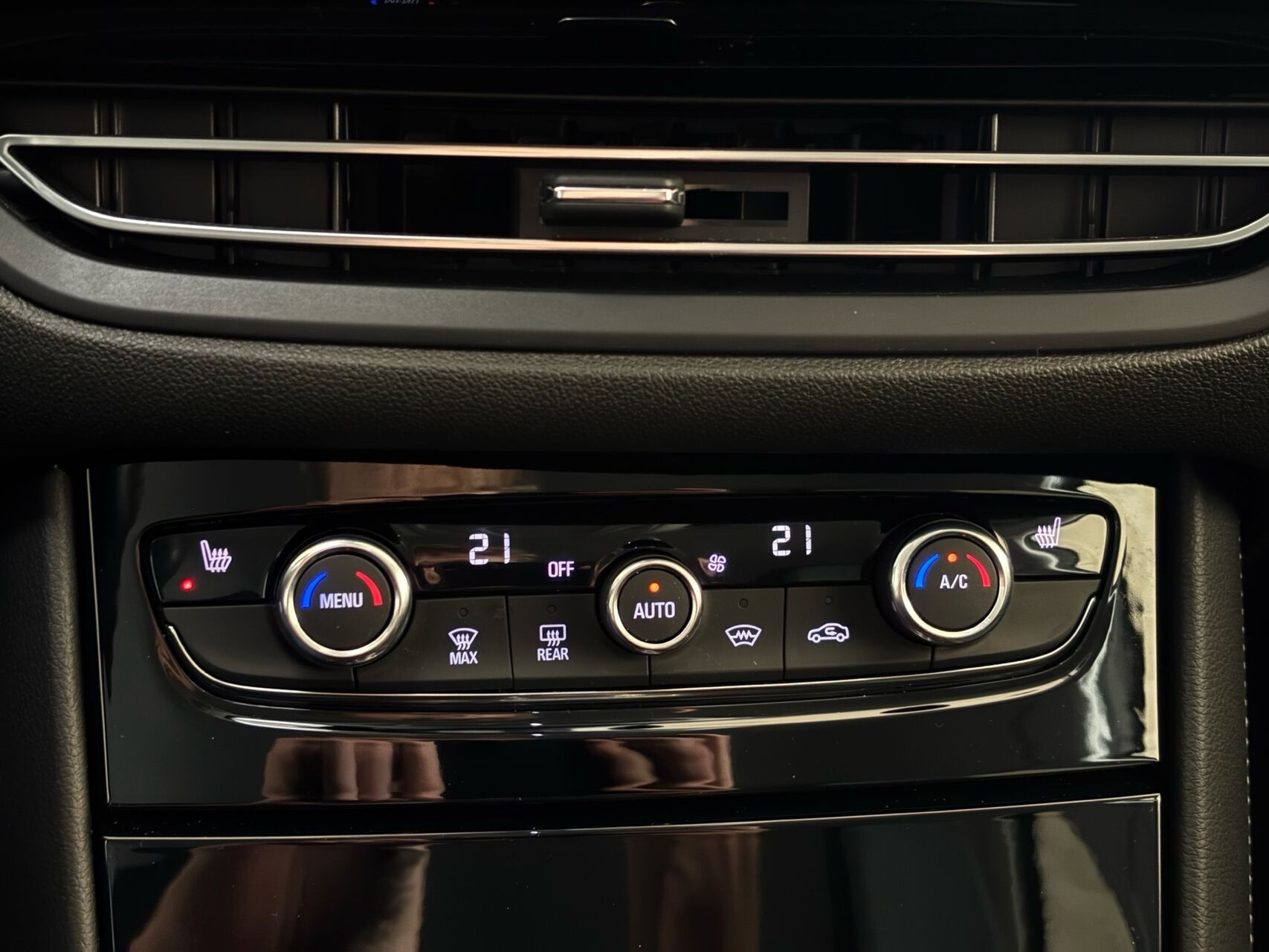 Grå Opel Grandland fra 2022