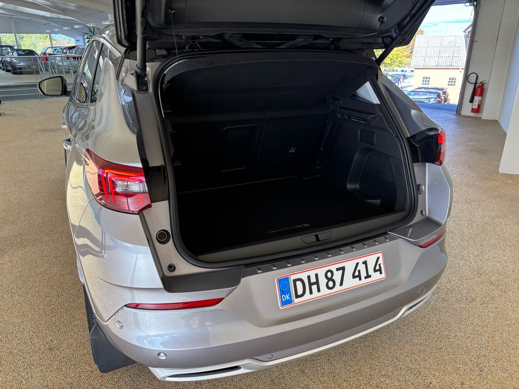 Grå Opel Grandland fra 2022