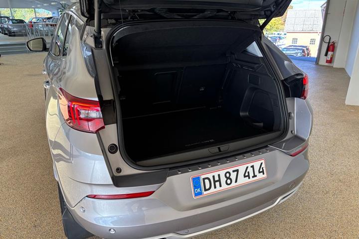 Grå Opel Grandland fra 2022