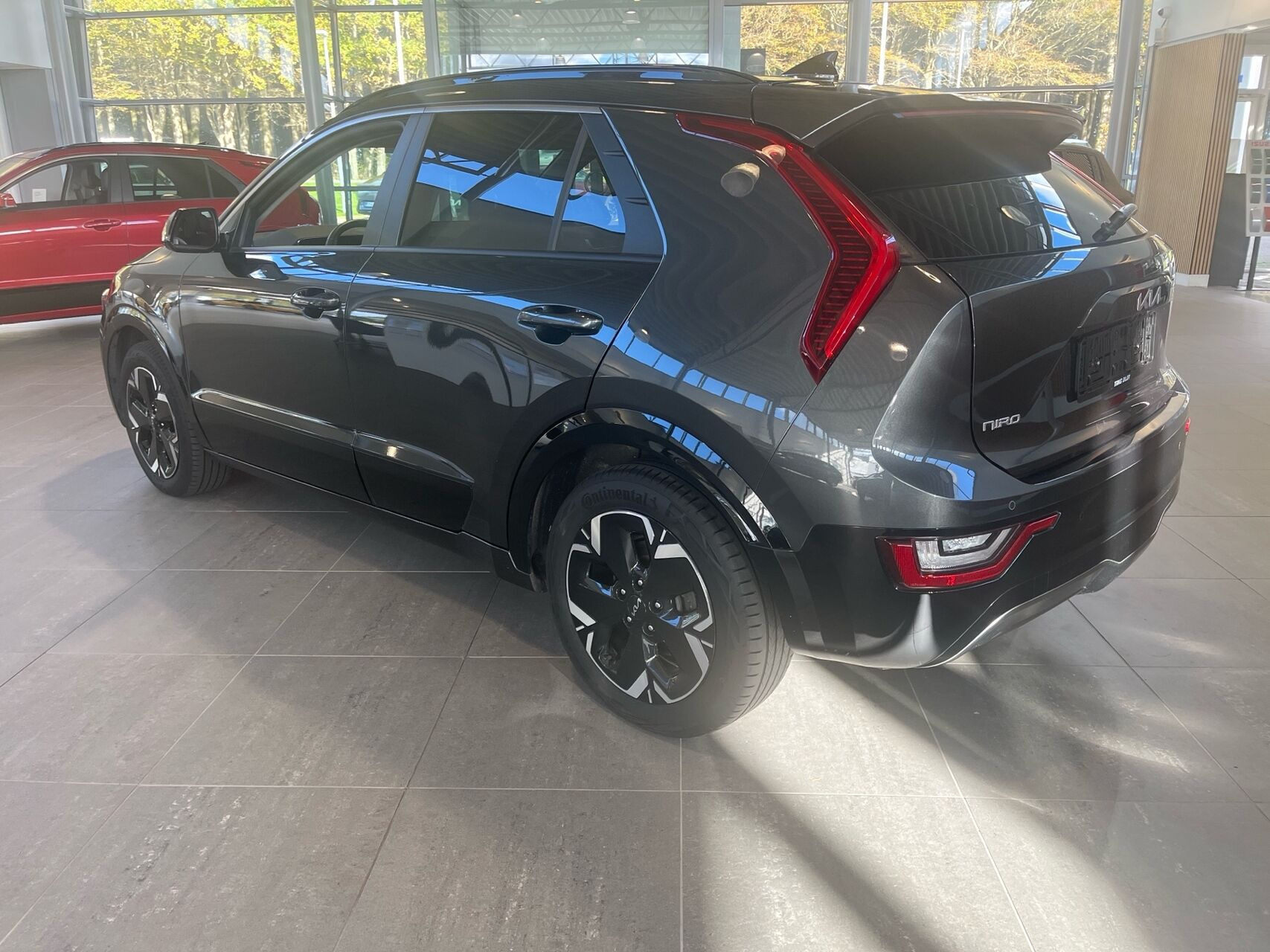Grå Kia Niro EV fra 2023