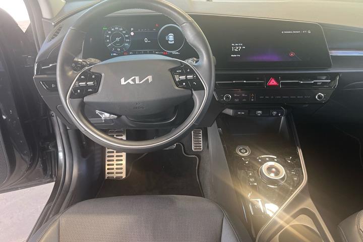 Grå Kia Niro EV fra 2023