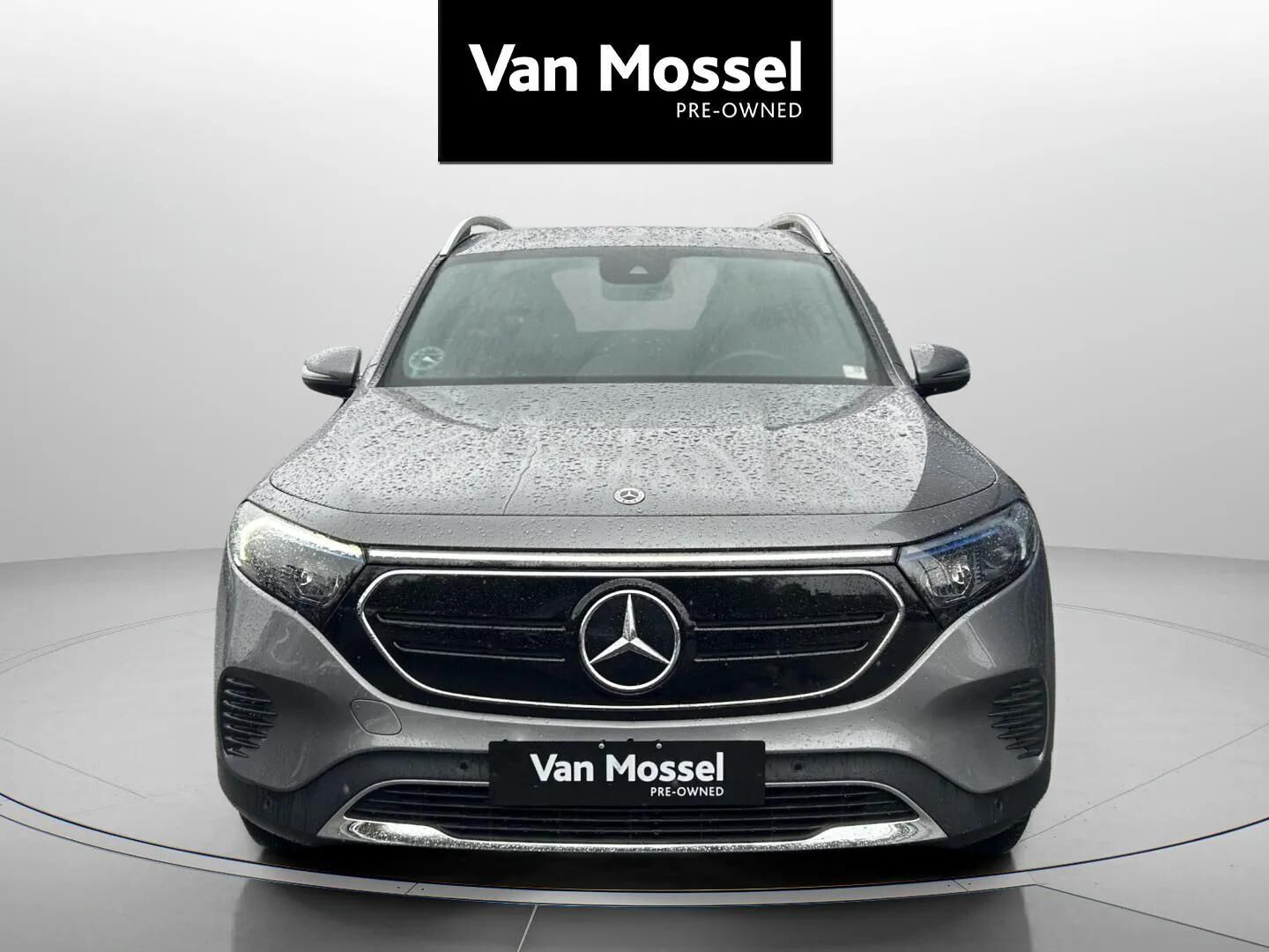 Grå Mercedes EQB250 fra 2023
