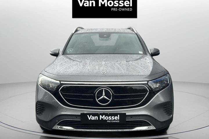Grå Mercedes EQB250 fra 2023