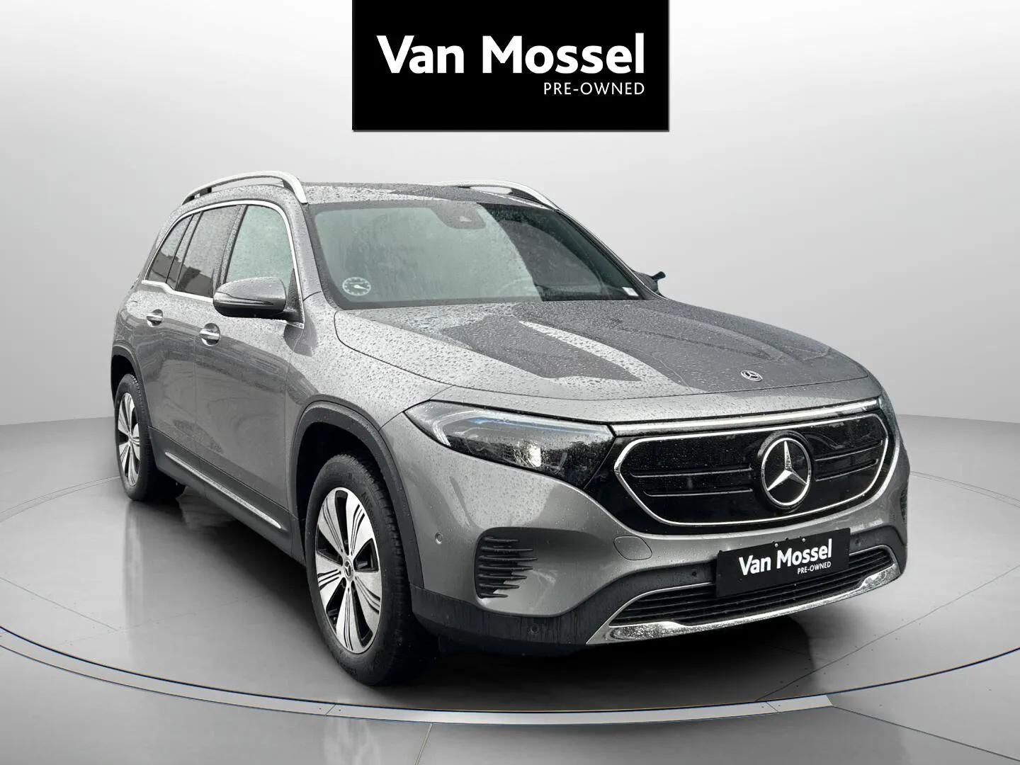 Grå Mercedes EQB250 fra 2023