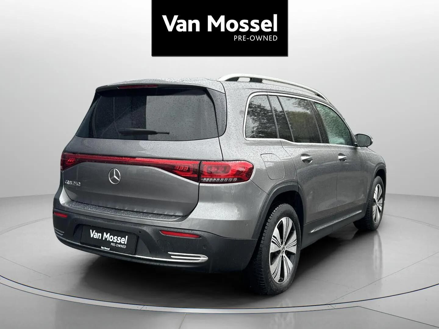 Grå Mercedes EQB250 fra 2023