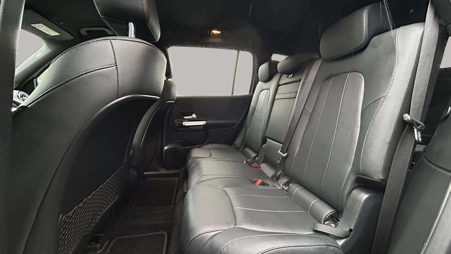Grå Mercedes EQB250 fra 2023