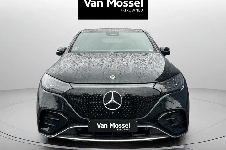 Grøn Mercedes EQE350+ fra 2025