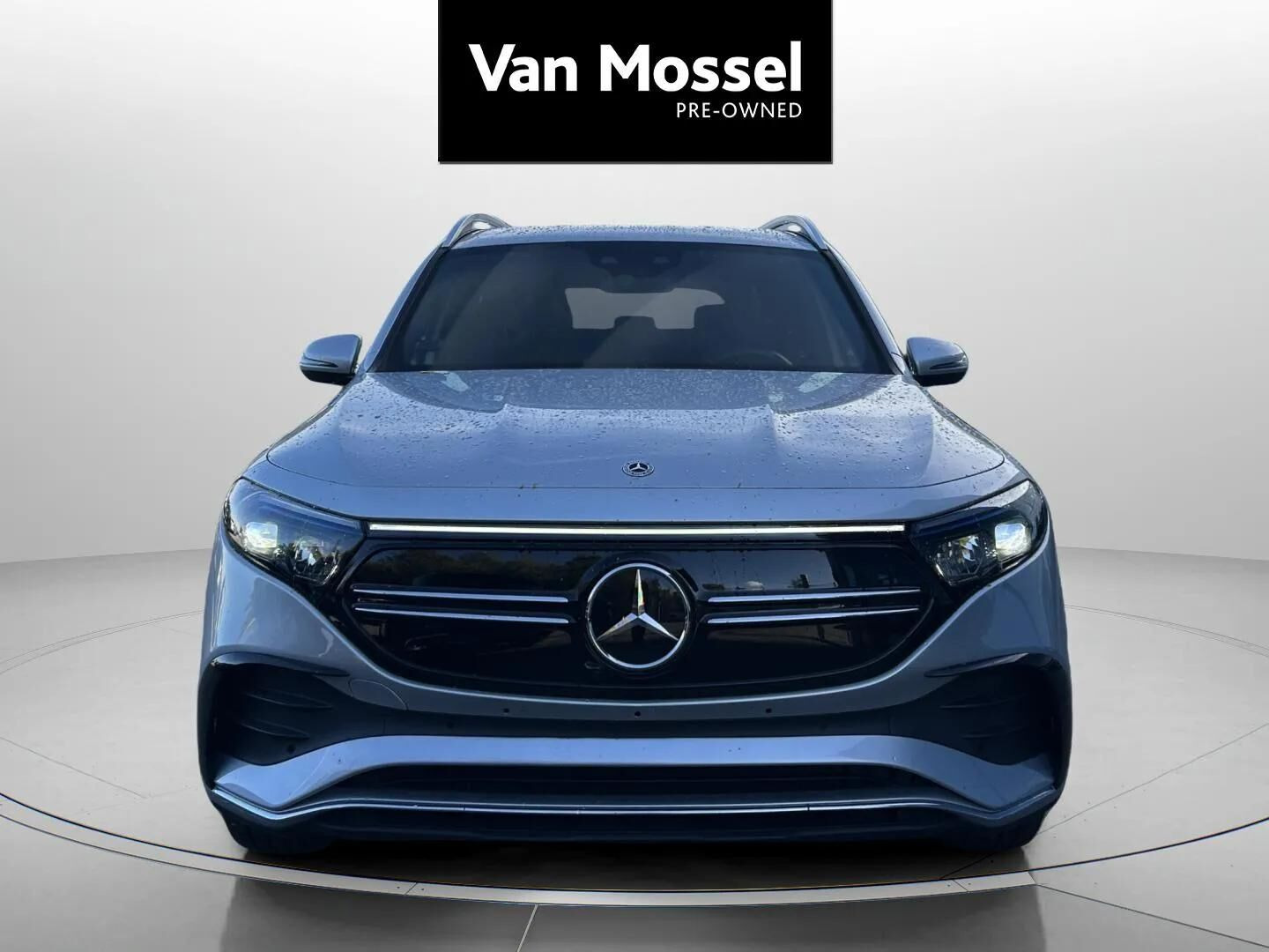 Sølv Mercedes EQB250 fra 2023