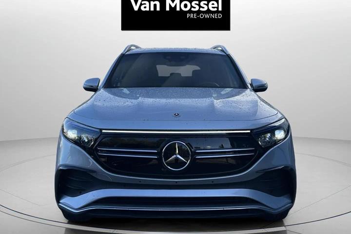 Sølv Mercedes EQB250 fra 2023