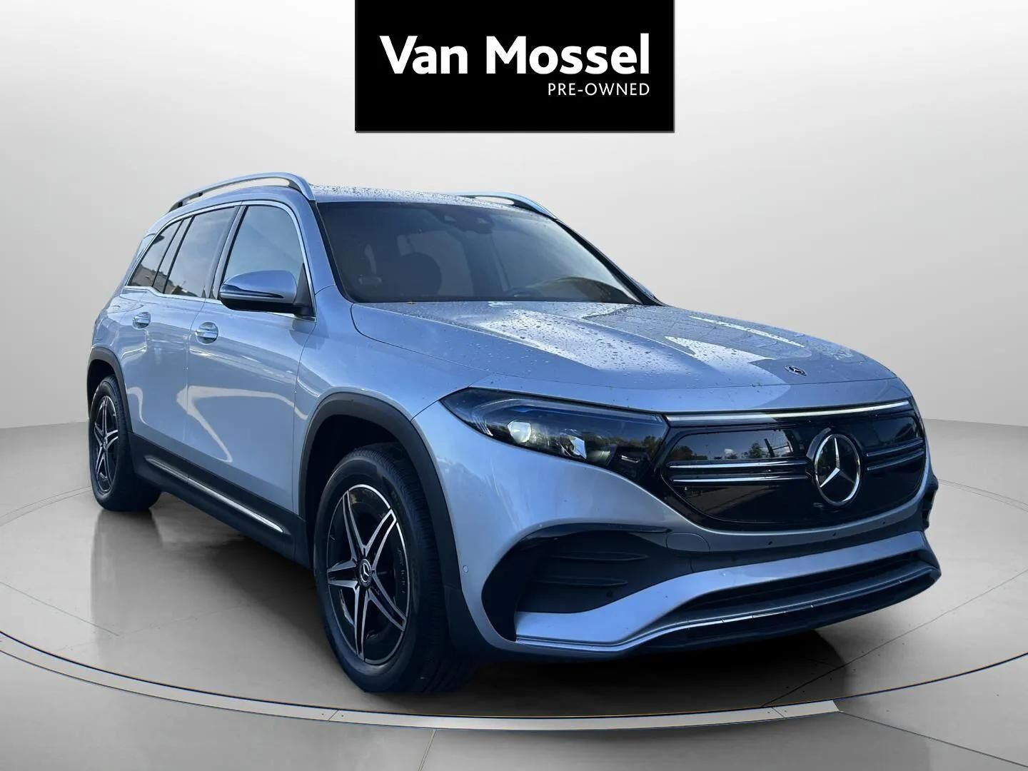 Sølv Mercedes EQB250 fra 2023