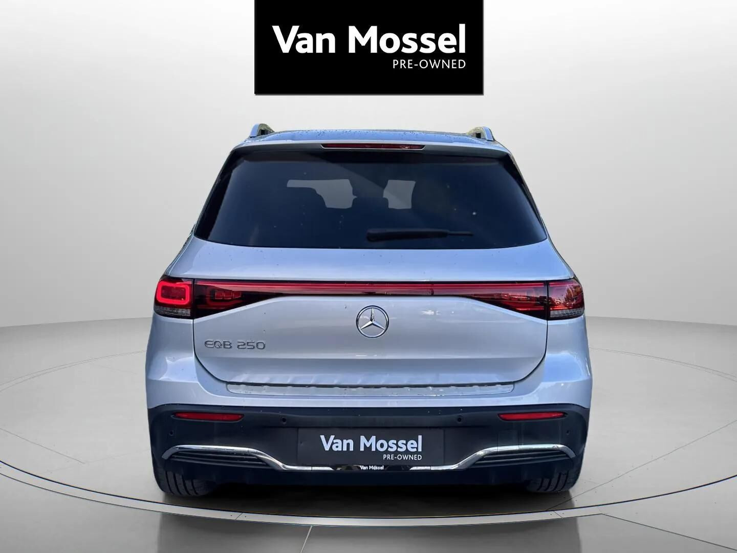 Sølv Mercedes EQB250 fra 2023