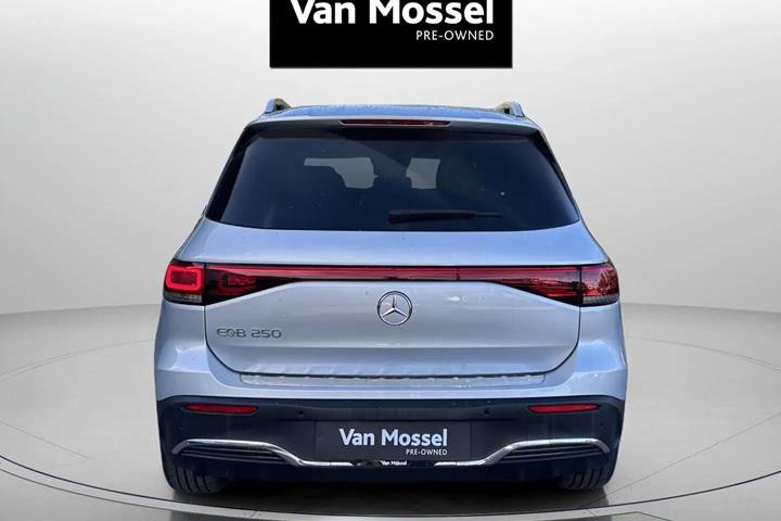 Sølv Mercedes EQB250 fra 2023