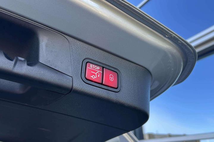 Sølv Mercedes EQB250 fra 2023