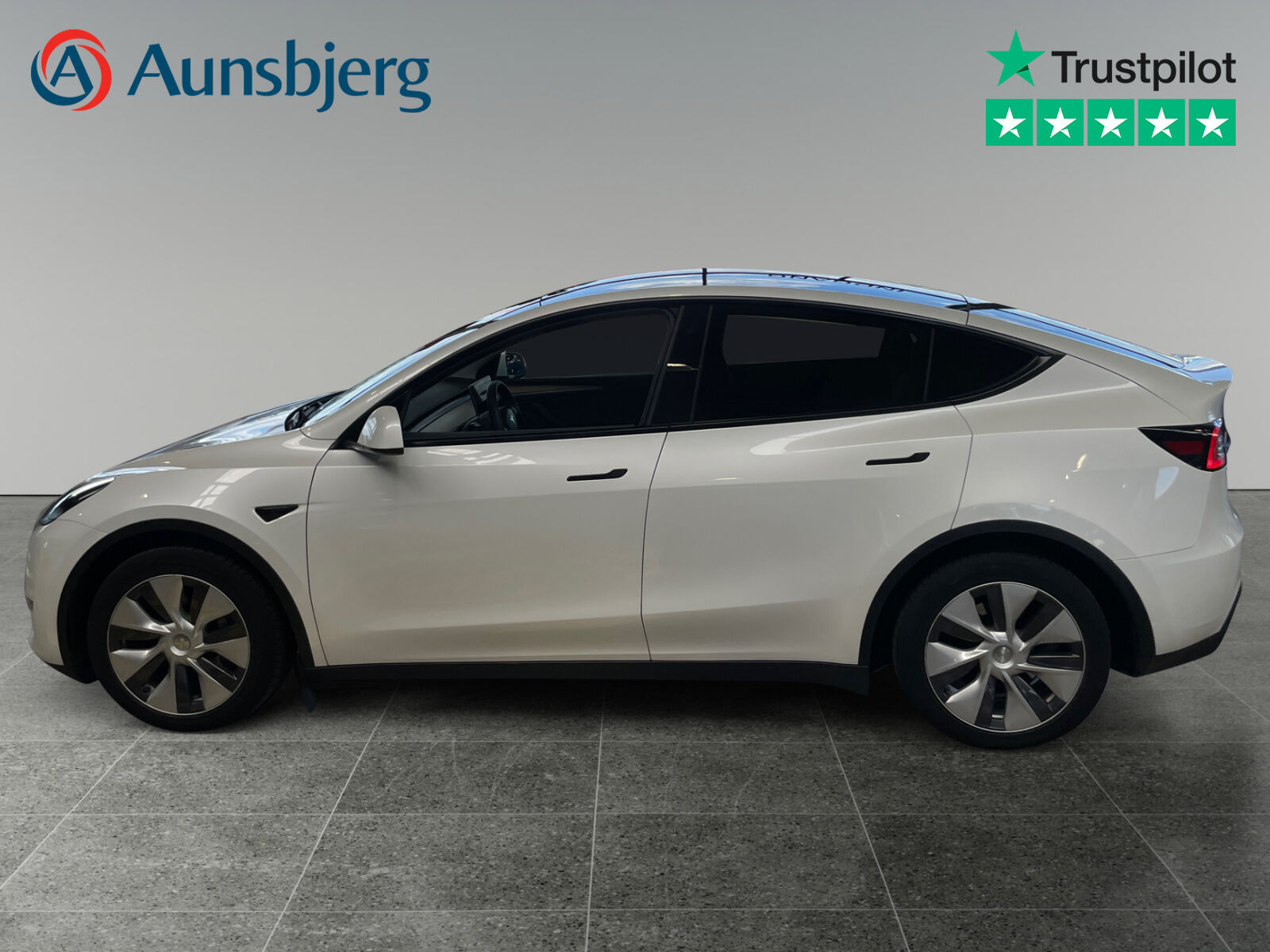Hvid Tesla Model Y fra 2023