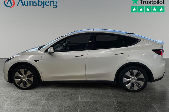 Hvid Tesla Model Y fra 2023