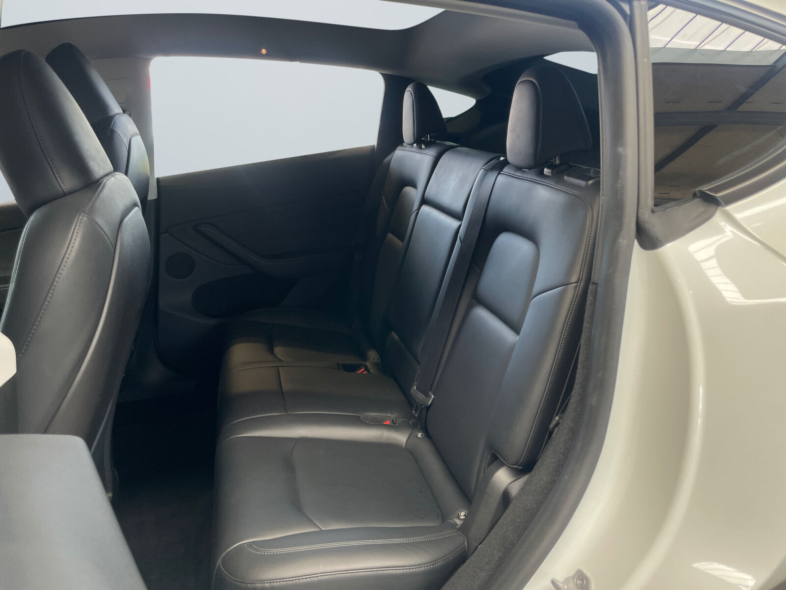 Hvid Tesla Model Y fra 2023