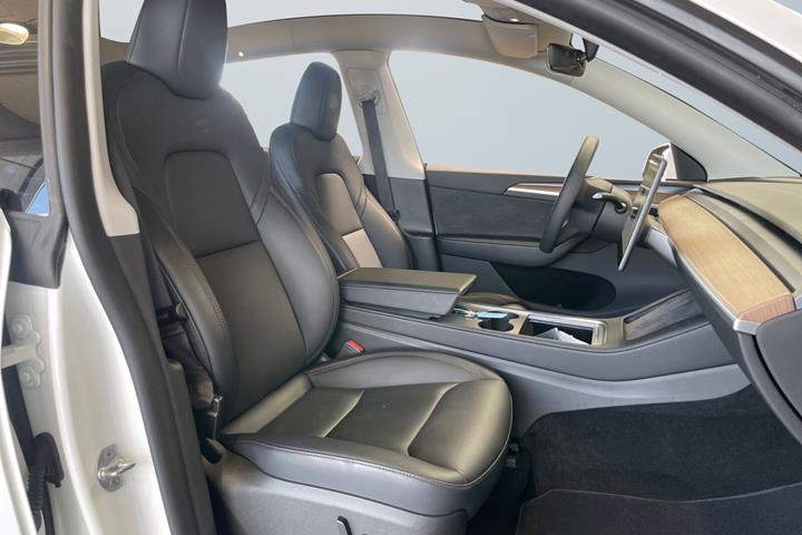 Hvid Tesla Model Y fra 2023