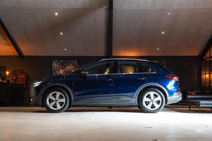 Blå Audi Q4 e-tron fra 2023
