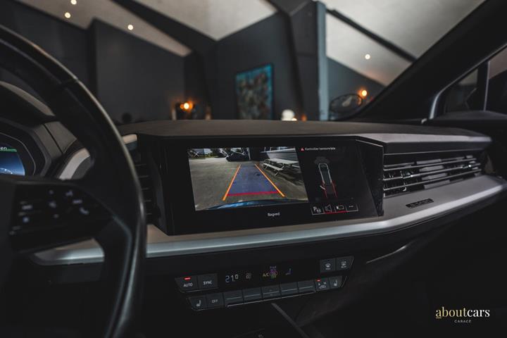 Blå Audi Q4 e-tron fra 2023