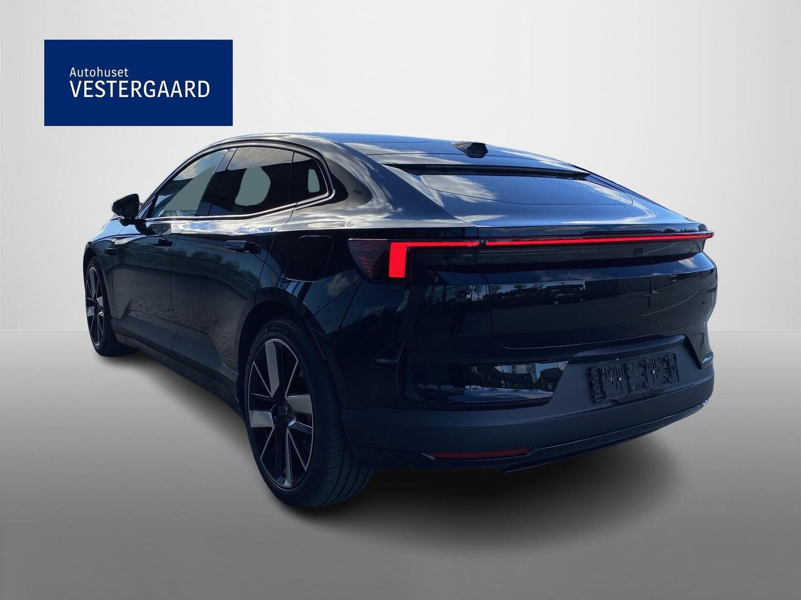 Grå Polestar 4 fra 2026