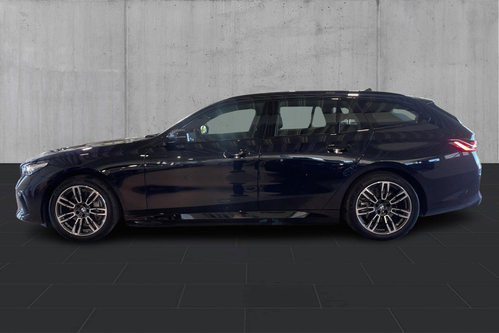 Sort BMW i5 fra 2026
