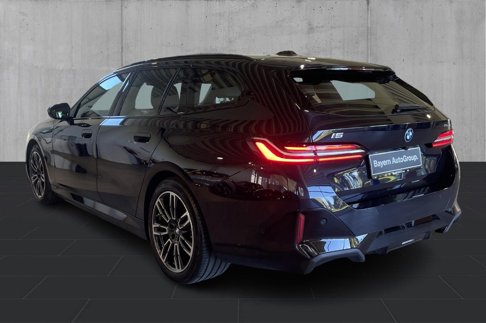 Sort BMW i5 fra 2026