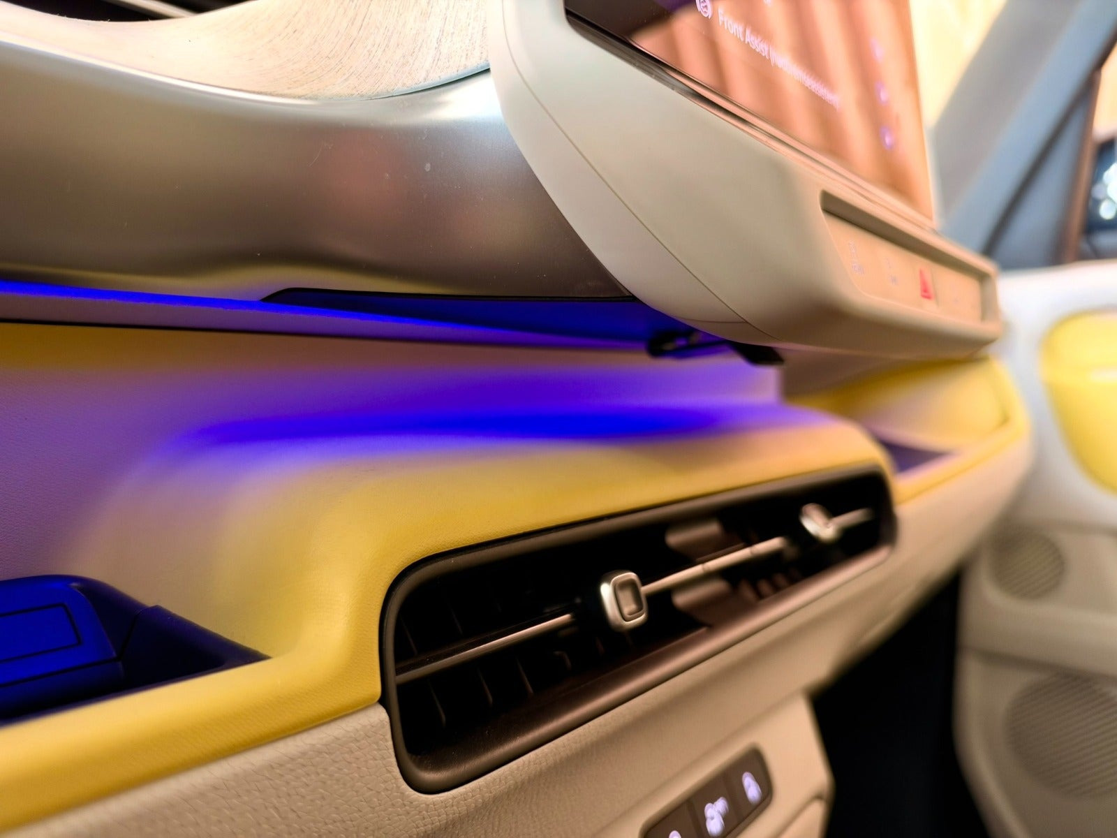 Gul VW ID.Buzz fra 2024