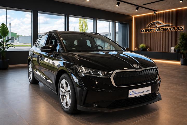 Sort Skoda Enyaq fra 2023 set udefra
