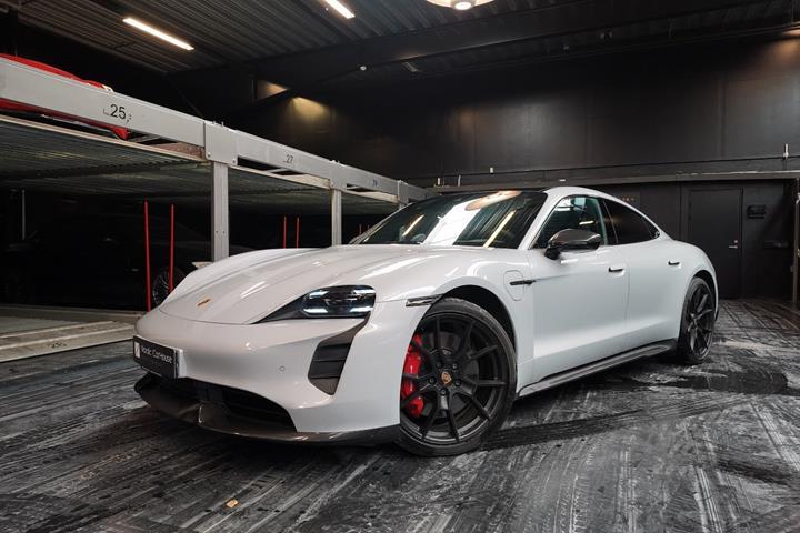 Grå Porsche Taycan GTS fra 2023