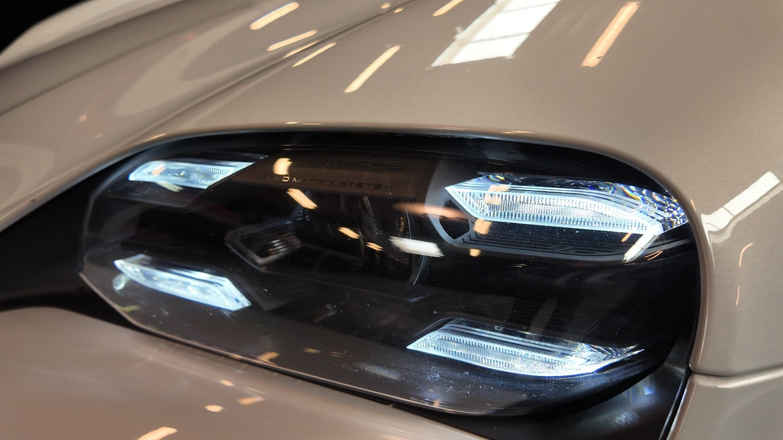 Grå Porsche Taycan GTS fra 2023