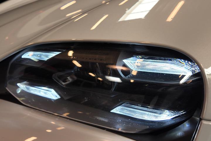 Grå Porsche Taycan GTS fra 2023
