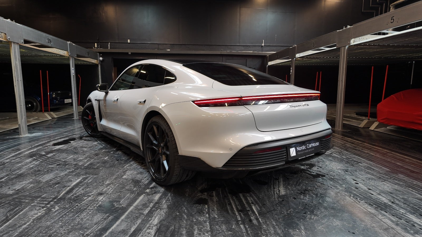 Grå Porsche Taycan GTS fra 2023