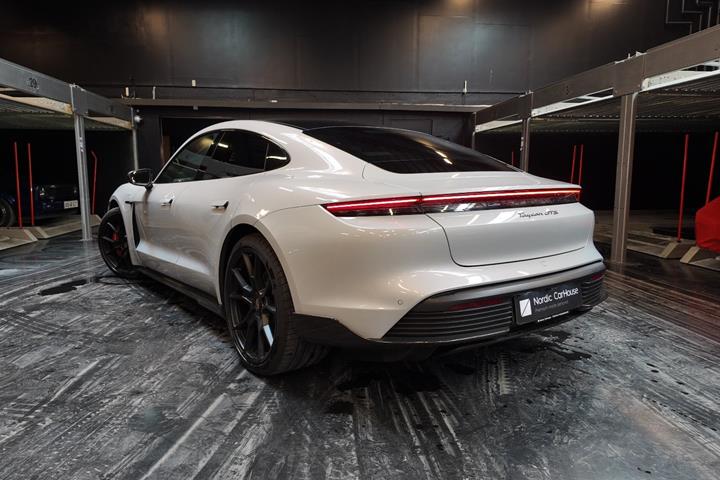 Grå Porsche Taycan GTS fra 2023