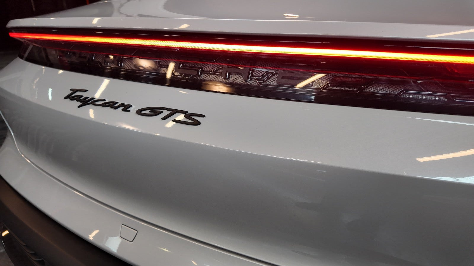Grå Porsche Taycan GTS fra 2023