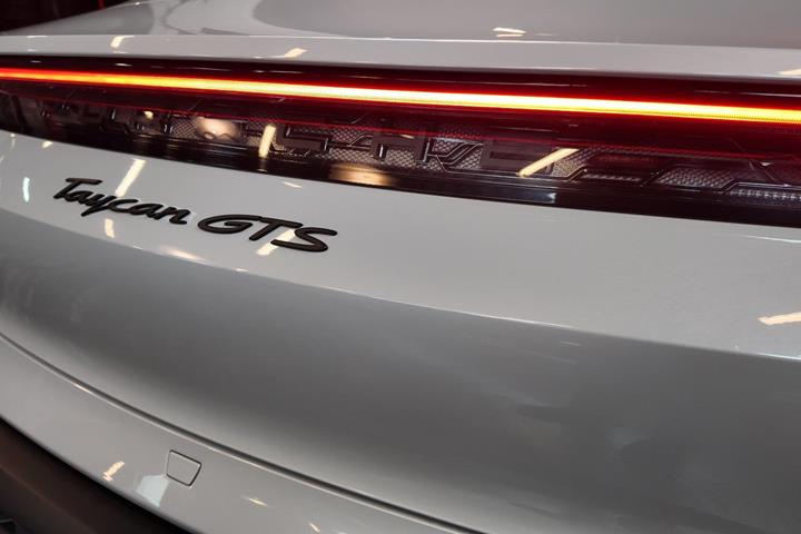 Grå Porsche Taycan GTS fra 2023