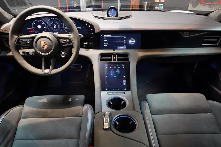 Grå Porsche Taycan GTS fra 2023
