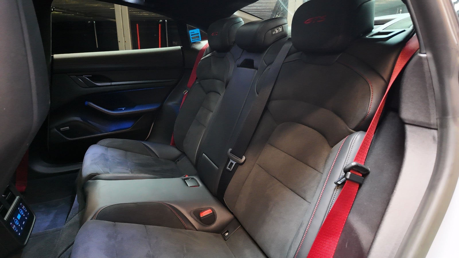 Grå Porsche Taycan GTS fra 2023