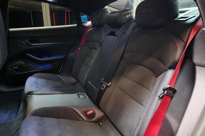 Grå Porsche Taycan GTS fra 2023
