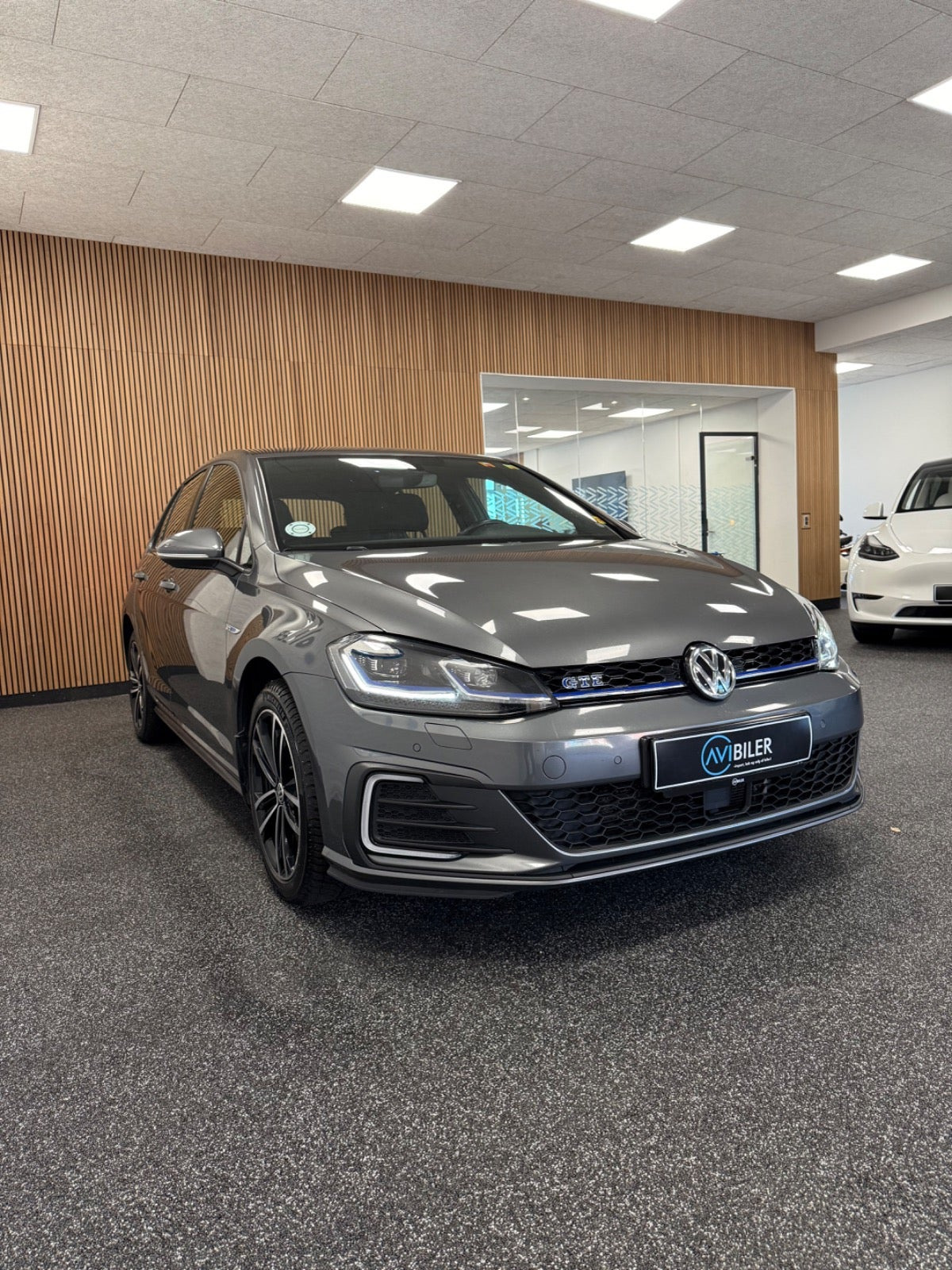 Grå VW Golf VII fra 2020