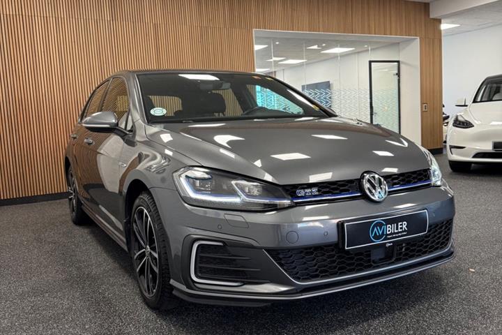Grå VW Golf VII fra 2020