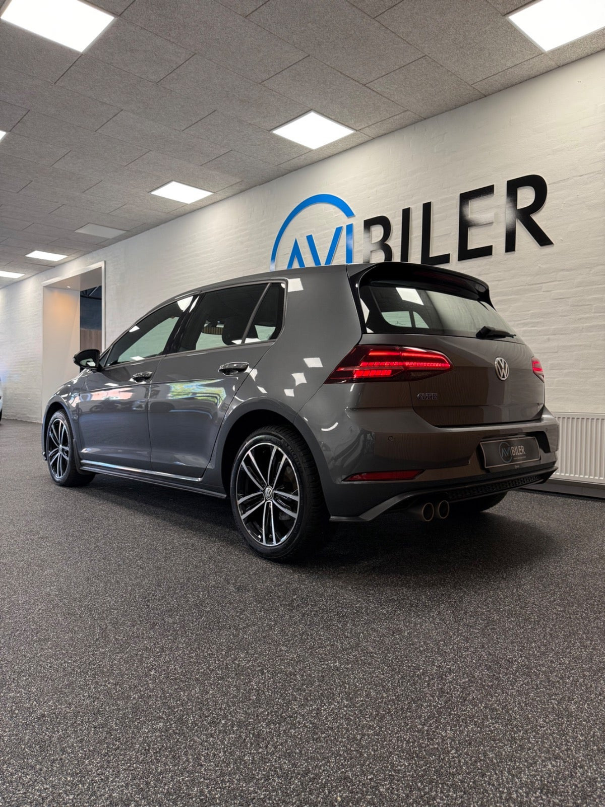 Grå VW Golf VII fra 2020