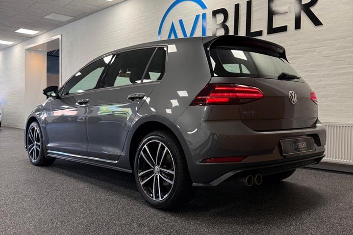 Grå VW Golf VII fra 2020