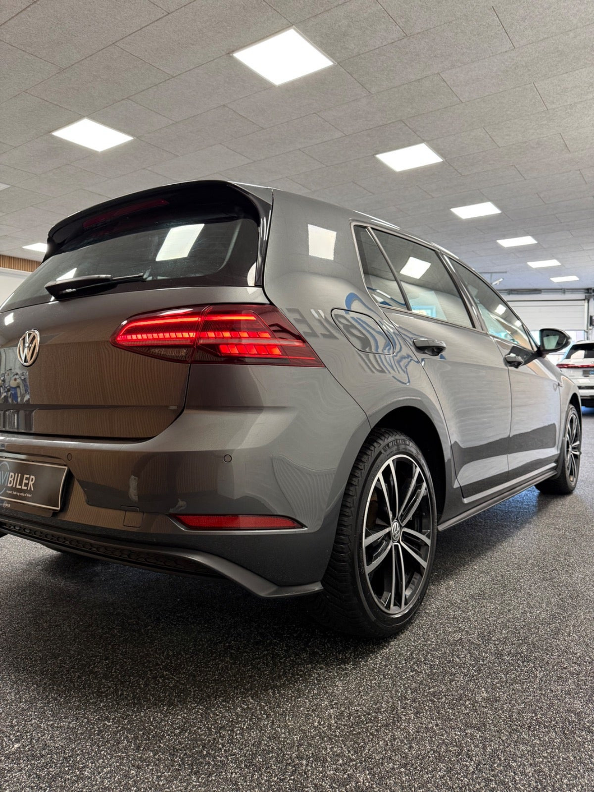 Grå VW Golf VII fra 2020