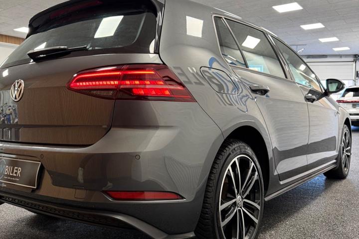 Grå VW Golf VII fra 2020
