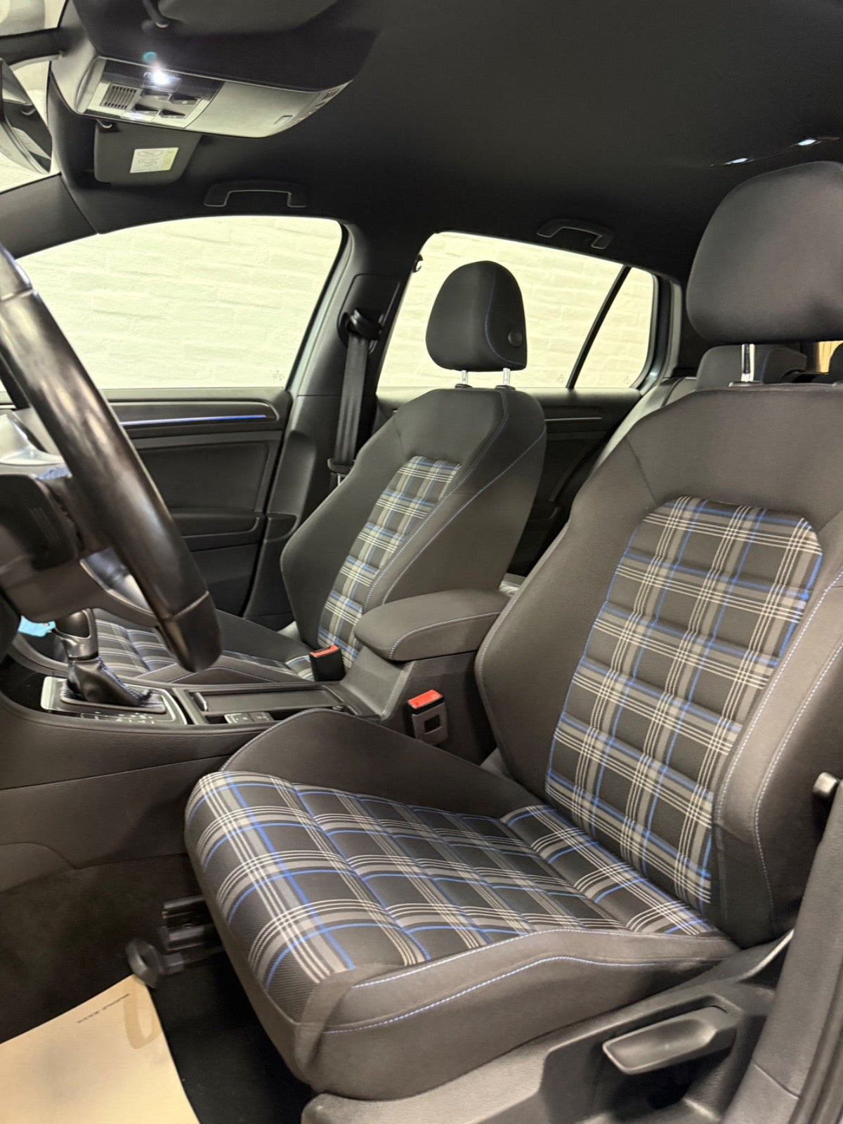 Grå VW Golf VII fra 2020