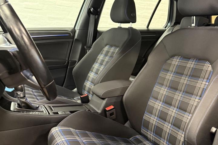 Grå VW Golf VII fra 2020