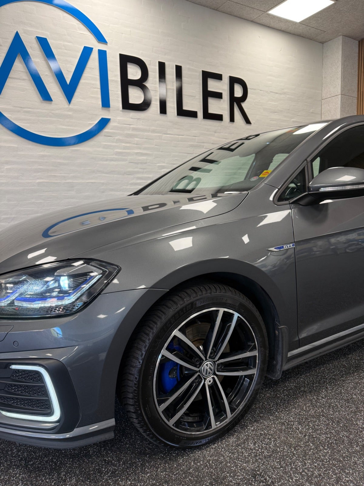 Grå VW Golf VII fra 2020