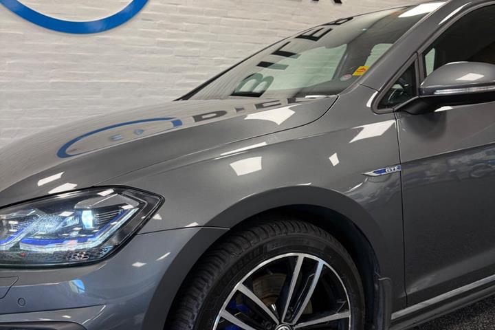 Grå VW Golf VII fra 2020