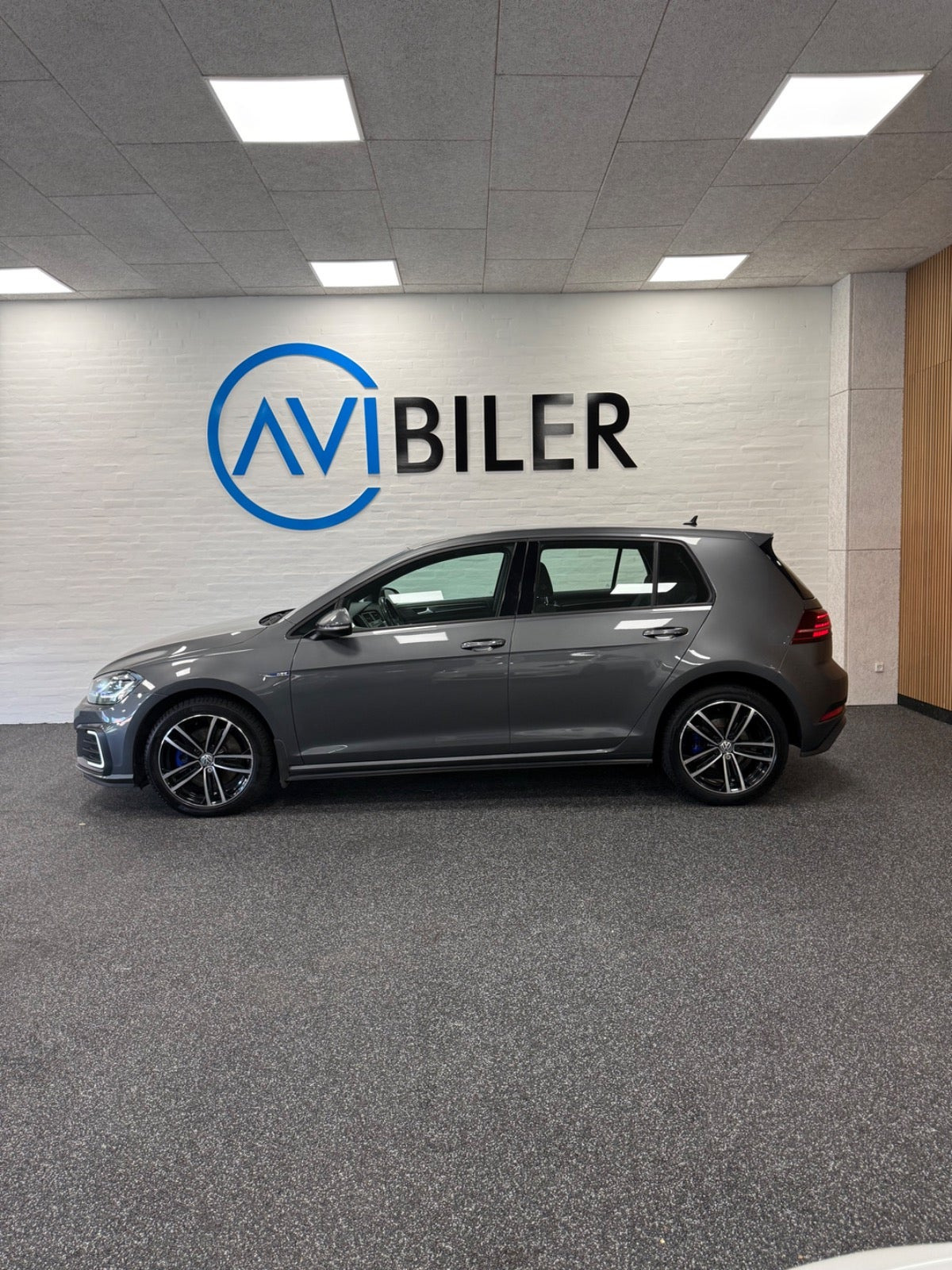 Grå VW Golf VII fra 2020