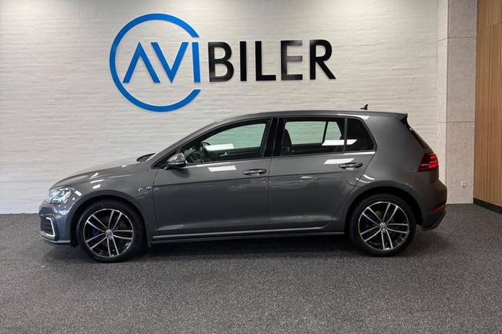 Grå VW Golf VII fra 2020